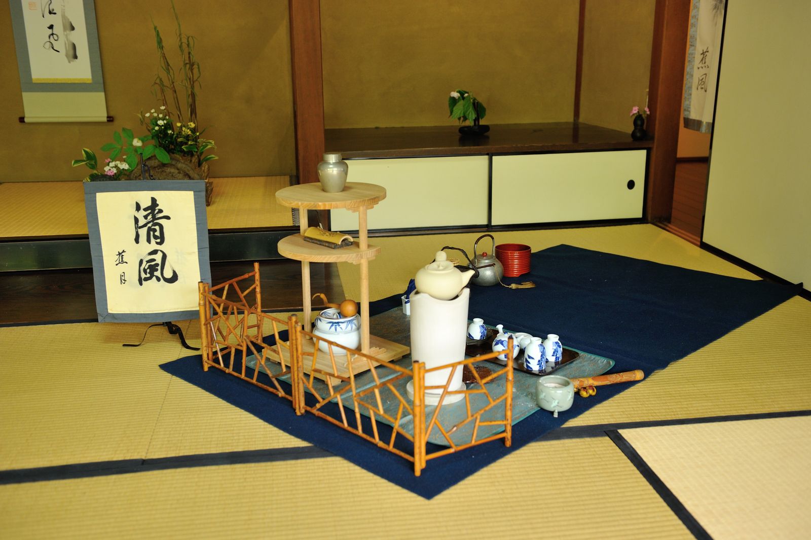 「清風」の掛物を掛けた稽古場の設え