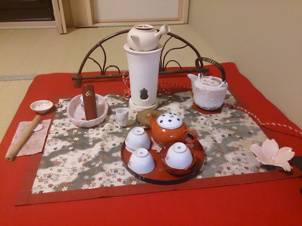 桜の花びらを添えた春の煎茶の設え