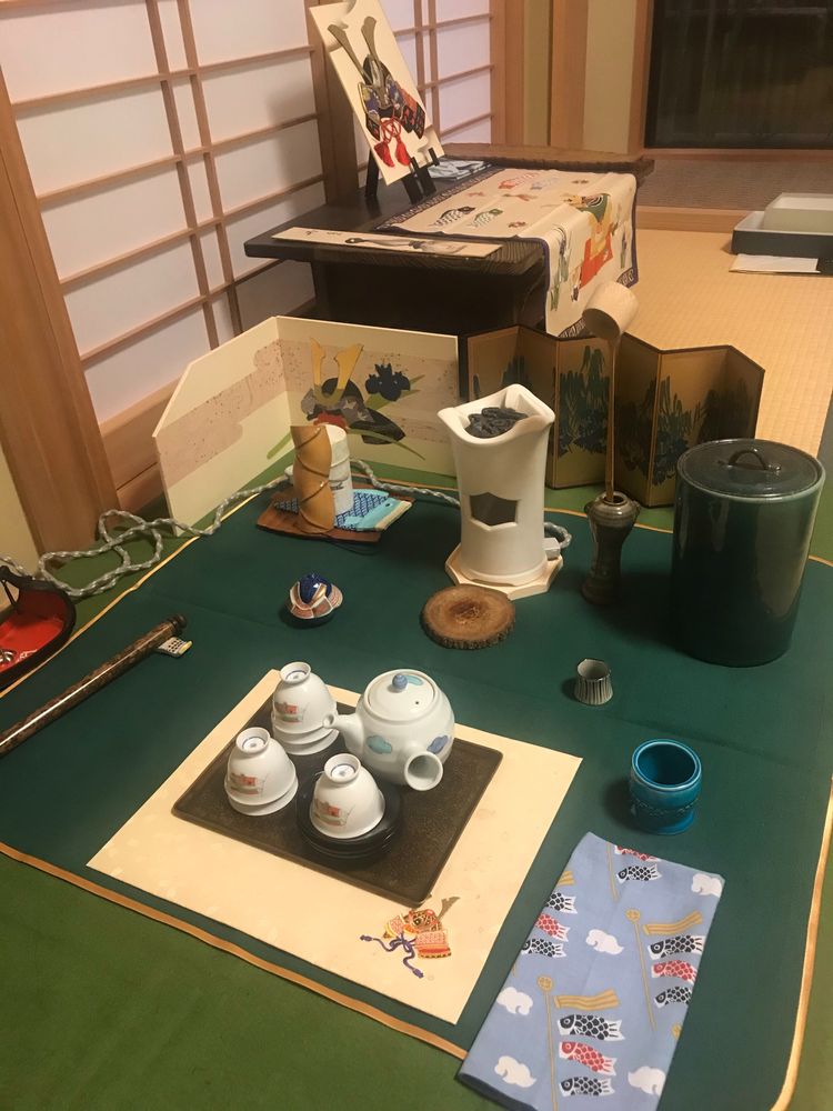 兜や鯉のぼりの意匠を取り入れた端午の節句の設え