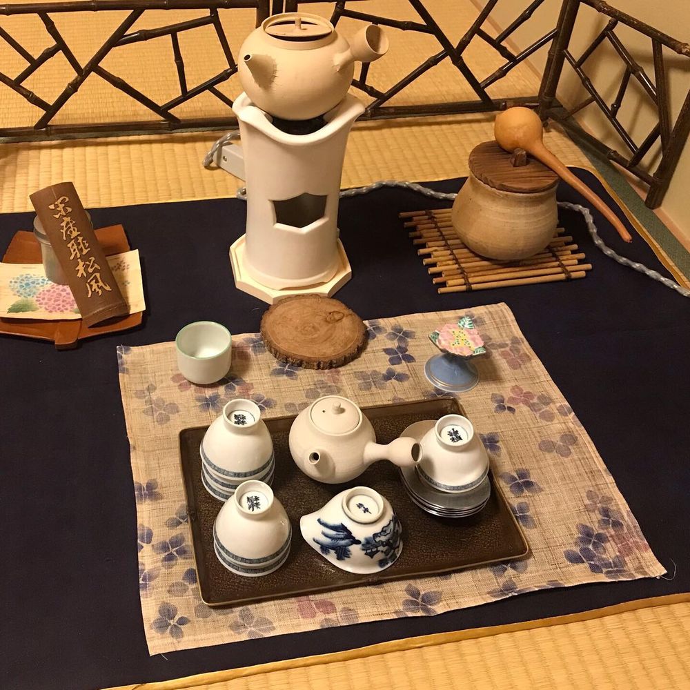 涼炉と急須を並べた煎茶の道具一式