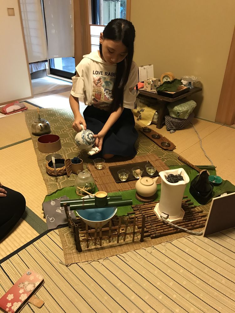 急須でお茶を淹れるお稽古の様子